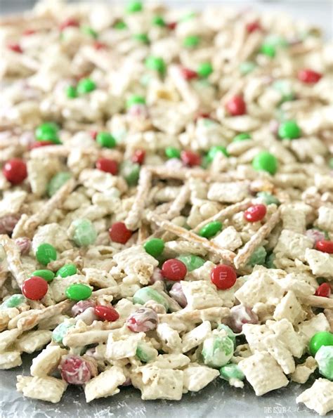 easy christmas snack mix perfect   holidays red  green mms