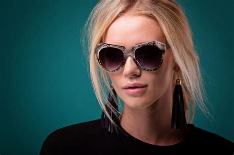 Fashionable Blonde In Sunglasses In 2020 Sunglasses Fashion Blonde