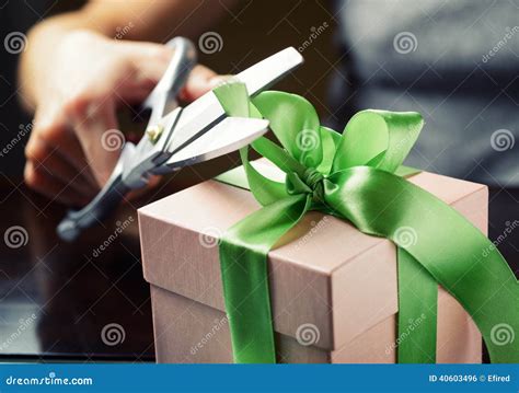 decoration du boite cadeau avec le ruban vert utilisant des ciseaux photo stock image