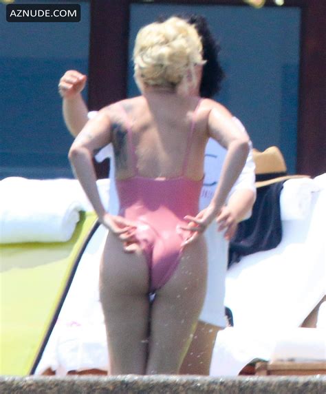 Lady Gaga Sexy Showed Her Sexy Body In A Pink Swimsuit At