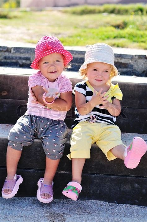 zwei glueckliche kleinkind maedchen stockfoto colourbox