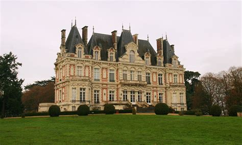 large building sitting  top   lush green field