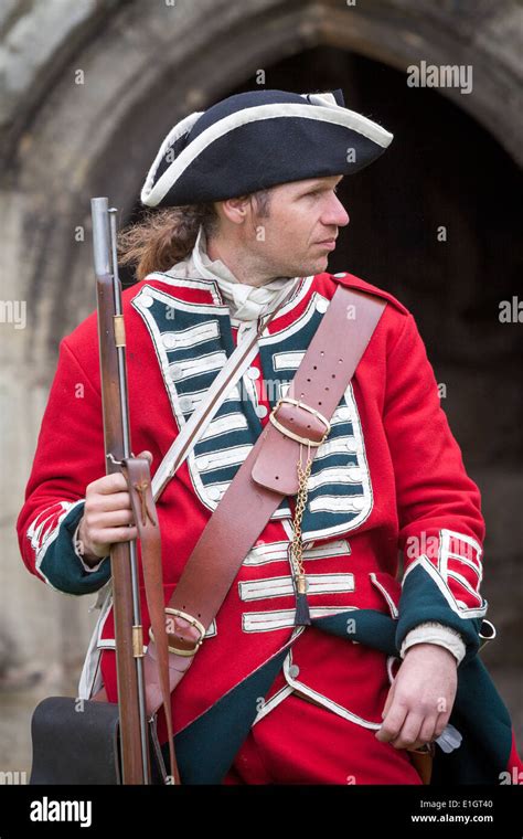 soldier dressed  traditional  century english army redcoat stock photo  alamy