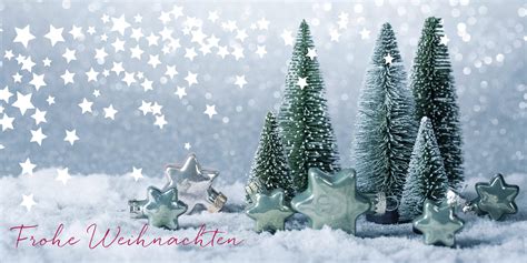 tuerkisgruene weihnachtskarte din lang mit sternen und tannenbaeumen