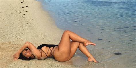 ashley graham just released these behind the scenes bikini shots and they re out of control