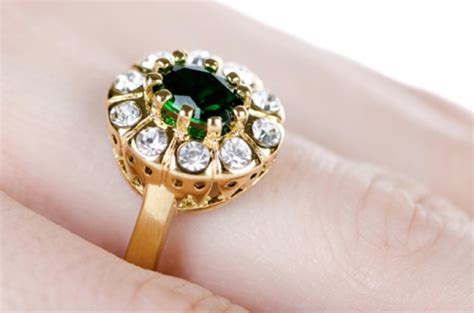 wear diamond ring astrologically    diamond  bigger