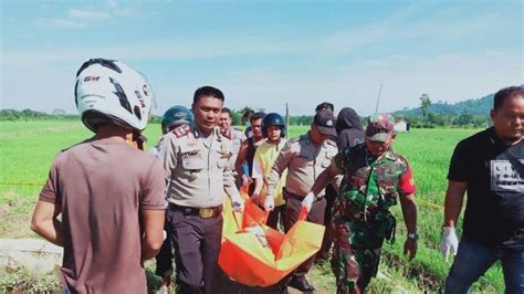 Foto Evakuasi Mayat Wanita Tanpa Busana Di Sawah Pernah