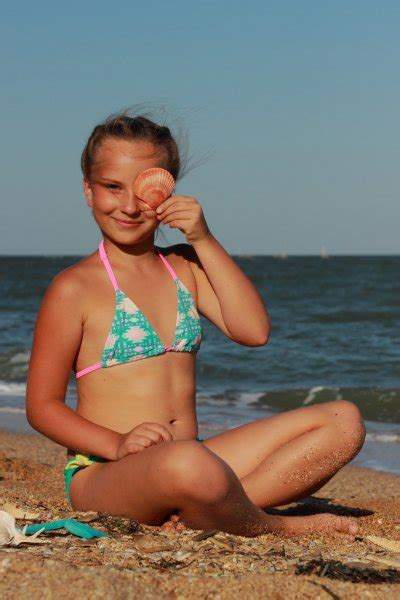 Gelukkig Meisje Op Het Strand — Stockfoto © Vi Mart 78278524