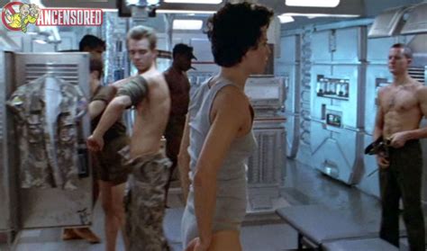 sigourney weaver nue dans aliens