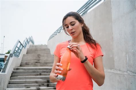 Premium Photo Athletic Woman Drinking Water After Training