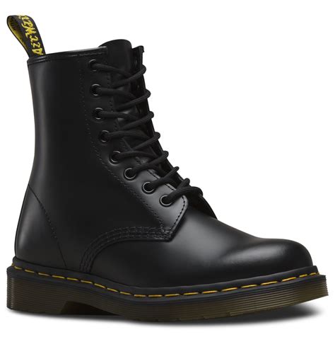dr martens unisex  black classic smooth leather  eyelet ankle  boots