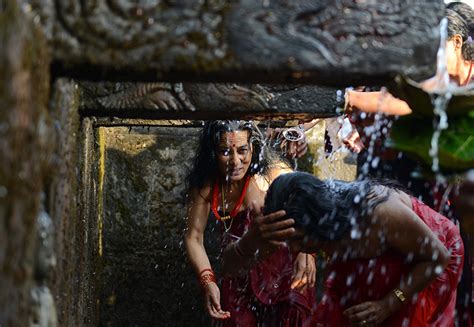 11 Touching Pictures Of Nepalese Devotees Marking Mother S