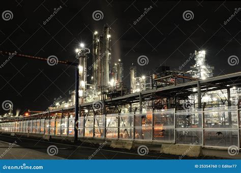 raffinaderij  nacht stock foto image  schoorsteen