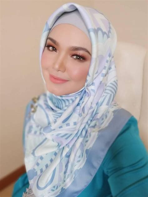 foto gaya hijab siti nurhaliza tetap cantik walau sudah