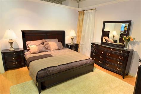 meubles en bois de chambre  coucher classique photo stock image du appartement lampe