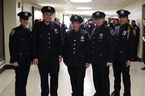 hundreds   nypd officers graduate  police academy nypd news