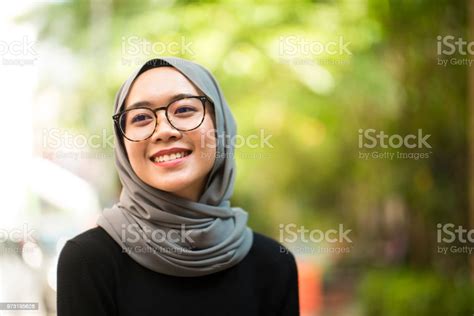 hijab giyen güzel asyalı kız portresi stok fotoğraflar and doğal poz‘nin