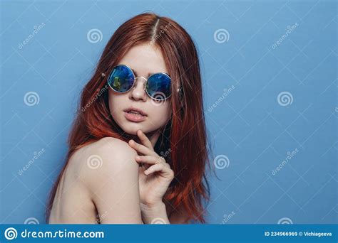 Mujer Pelirroja Perky Con Lentes Azules Hombros Desnudos Posando Imagen