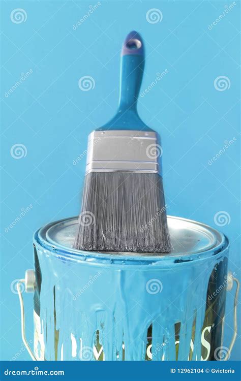 lichtblauwe verf en borstel stock foto image  penseel muren