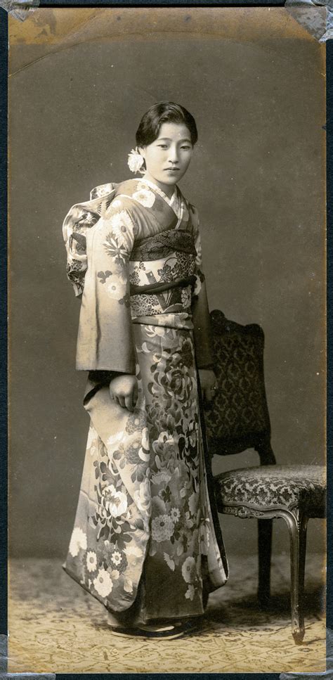 32 Vintage Portraits Of Beautiful Japanese Women Dressing