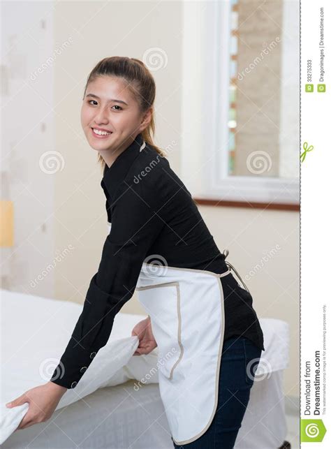 putzfrau stockbild bild von hotel bett bettwäsche