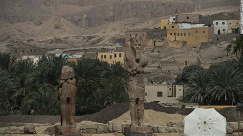 egipto presenta dos estatuas gigantes del faraón amenofis iii cnn