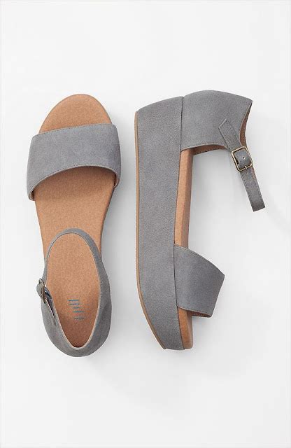 wear  flat platform sandal trend  rich