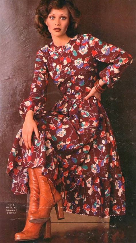 1975 Fashion 70s Day Dress Full Skirt Graphic Floral Print