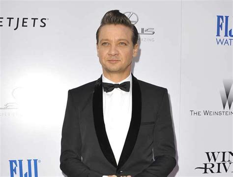 dlisted jeremy renner says his ex wife sent nude pictures of him to
