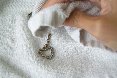 remove rust  jewelry   clean gold jewelry pendants