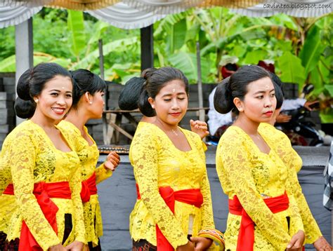entree kibbles balinese women parade  tanah lot  bali indonesia