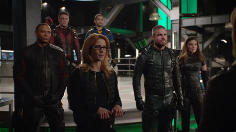 Arrow The Whole Team Assembles In New Photos From The Season 7 Finale