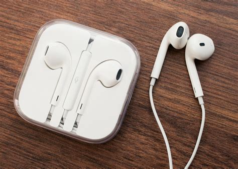 apple earpods    headphones geeky tech blog