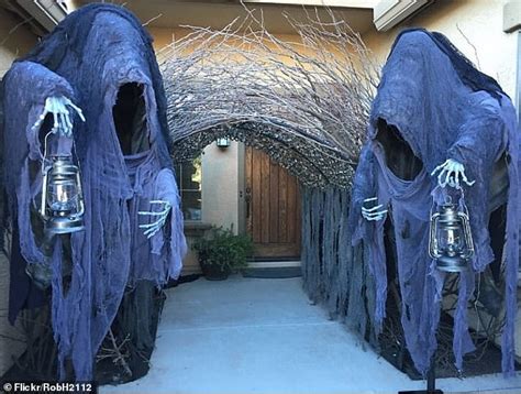 bored panda gallery shows the best decorated houses for halloween