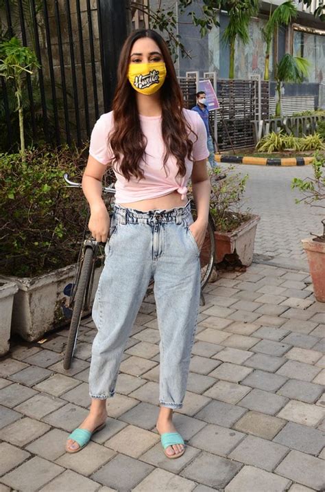 disha parmar s casual chic outfit is perfect for some fun in the sun