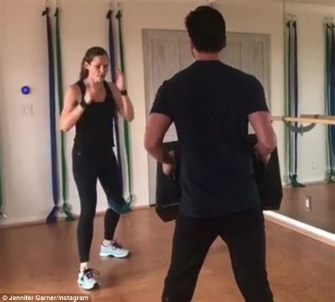 Jennifer Garner Works Out Hard In Gym In Instagram Video Daily Mail