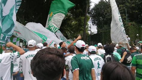 Torcedores Do Palmeiras Promovem Festa E Aglomeração Antes Do Embarque