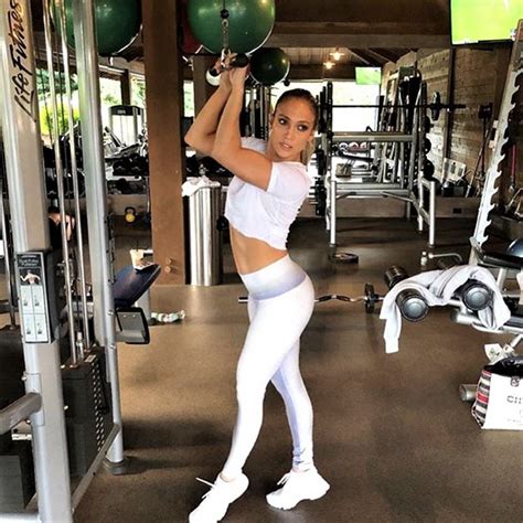 Jennifer Lopez Rocks Washboard Abs Her Diet And Workout