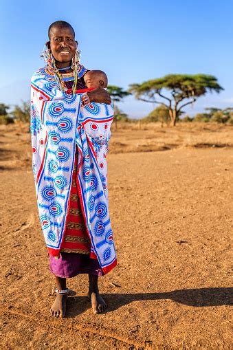 photo libre de droit de femme africaine portant son bébé
