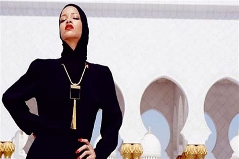 Rihanna Sings And Goes To A Mosque No She Wasn T Kicked