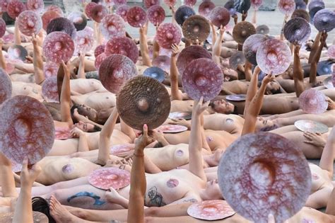 【画像】instagramで乳首を見せたい女性達、街中で全裸になりとんでもない抗議活動 ポッカキット
