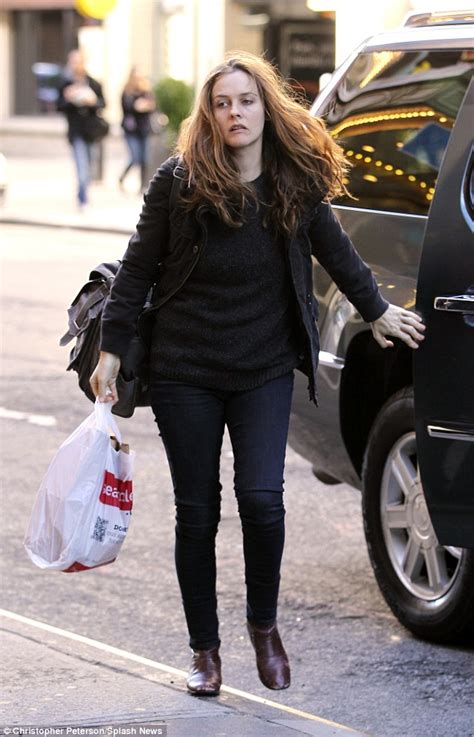 alicia silverstone arrives for broadway performance and gets caught without her make up on