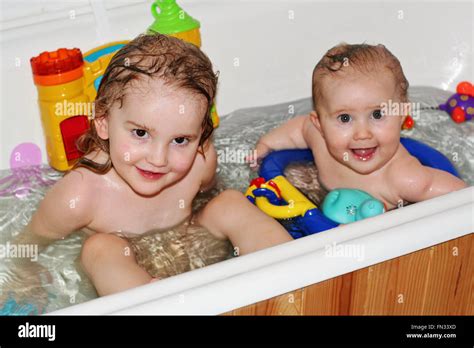 Niños Niños Niñas Divertirse Jugando En El Agua En La Bañera Hermano