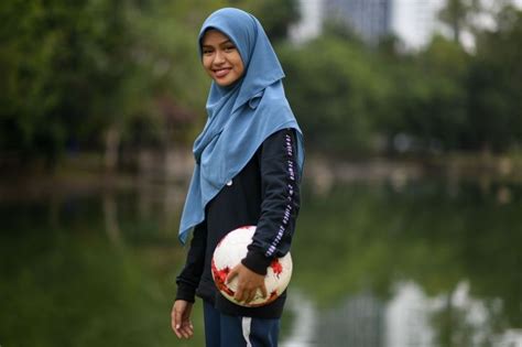 This Malaysian Girl Wearing A Hijab Has Mad Freestyle Football Skills