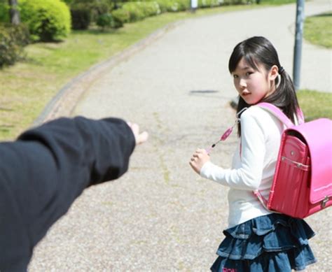 【不審者情報】女子小学生に下半身露出男がつきまとい｜沖縄ニュース