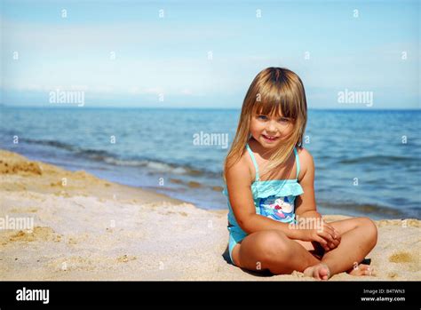 kleine süße mädchen am strand stockfotografie alamy