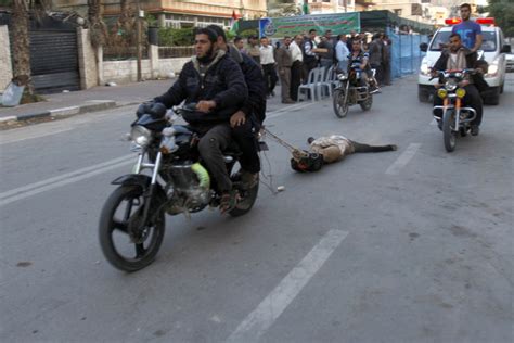 哈马斯处决以色列间谍 拖尸游街 图片频道 财新网