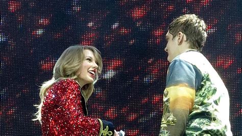 Male Fan Invades Stage Taylor Swift Concert Celebrity News And Gossip