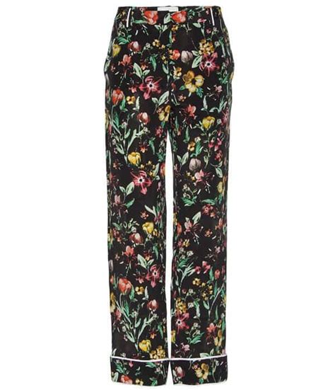 how to wear pajama like floral print trousers like selena gomez