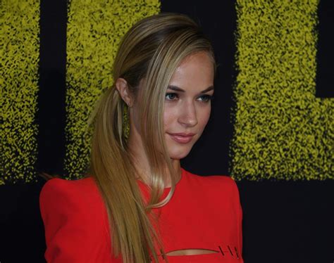 Why ‘pitch Perfect 3’ Star Alexis Knapp Wasn’t Always